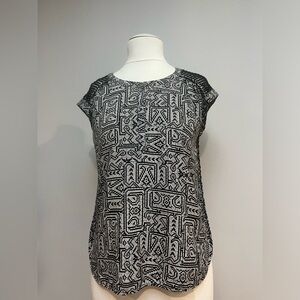 DANIAL RAINN BLACK AND WHITE GEOMETRIC PRINT TOP WITH LACE FABRIC ON SHOULDERS